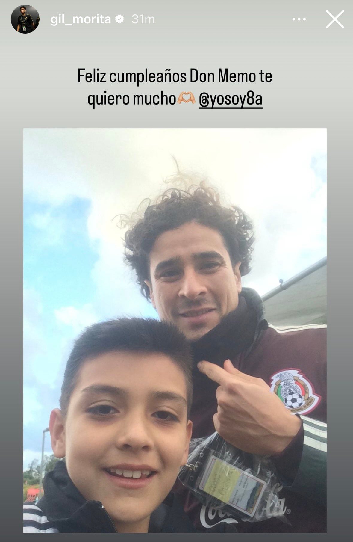 Gilberto Mora felicita a Guillermo Ochoa por su cumpleaños con una foto de ambos hace 10 años