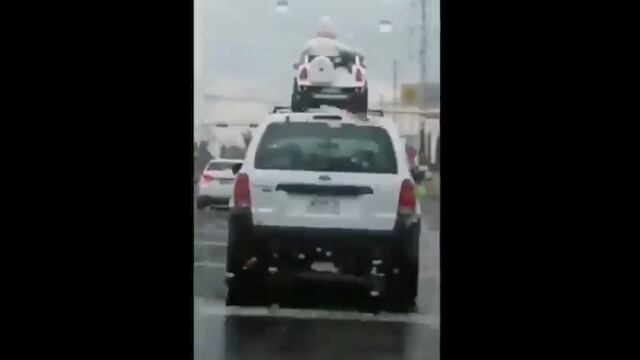 Los niños viajan abrazados en medio de una lluvia moderada.