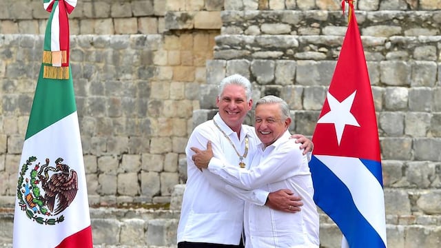 Miguel Díaz-Canel recibe la Orden Mexicana del Águila Azteca de manos de AMLO.