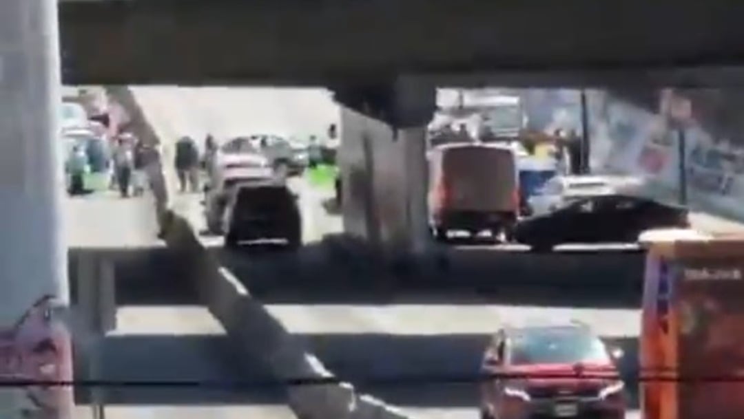 México-Cuernavaca cerrada por bloqueo en puente de Chimalcóyotl