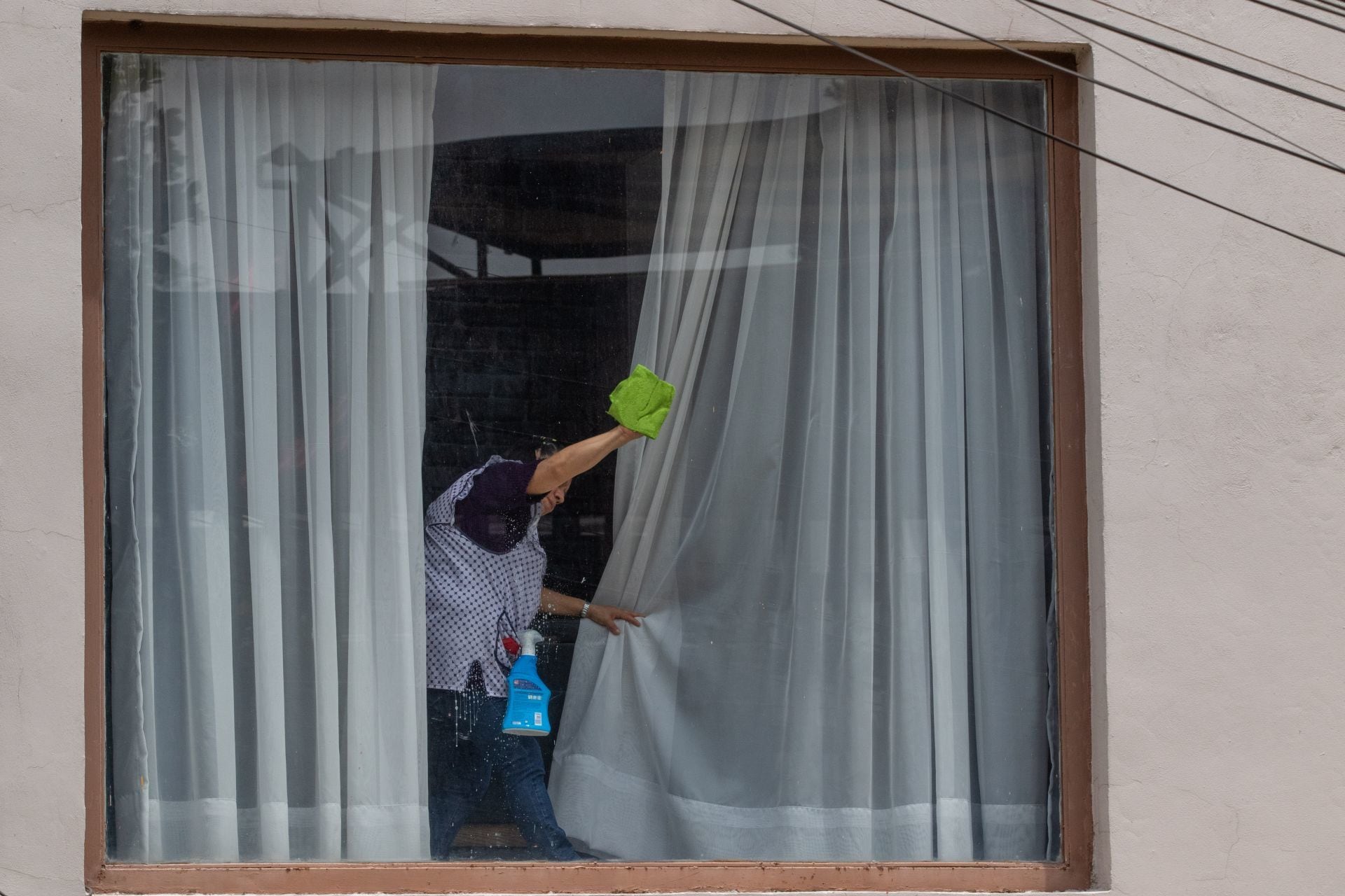 Una trabajadora del hogar labora en una casa en la colonia Lomas de Virreyes