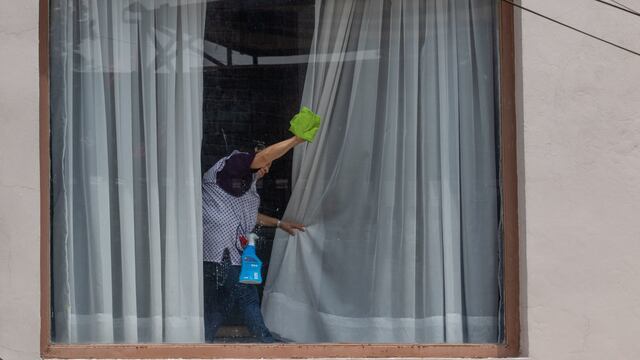 Una trabajadora del hogar labora en una casa en la colonia Lomas de Virreyes