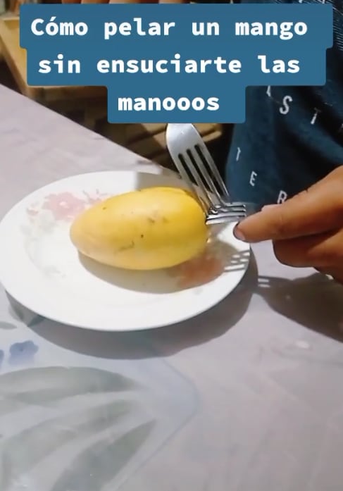 Método para pelar un mango con tenedores