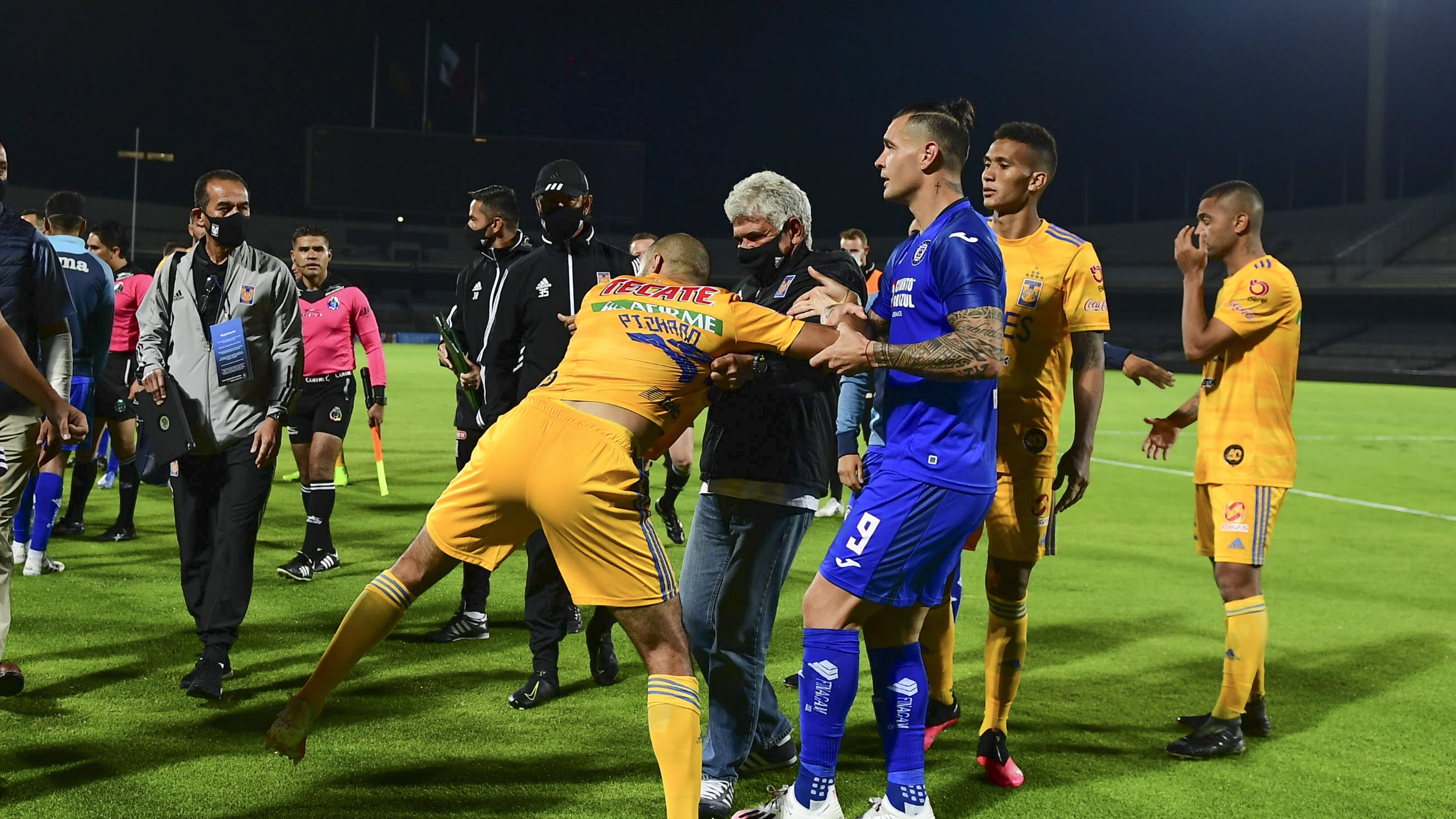 VIDEO: Guido Pizarro reta a golpes a Robert Siboldi tras derrota de Tigres