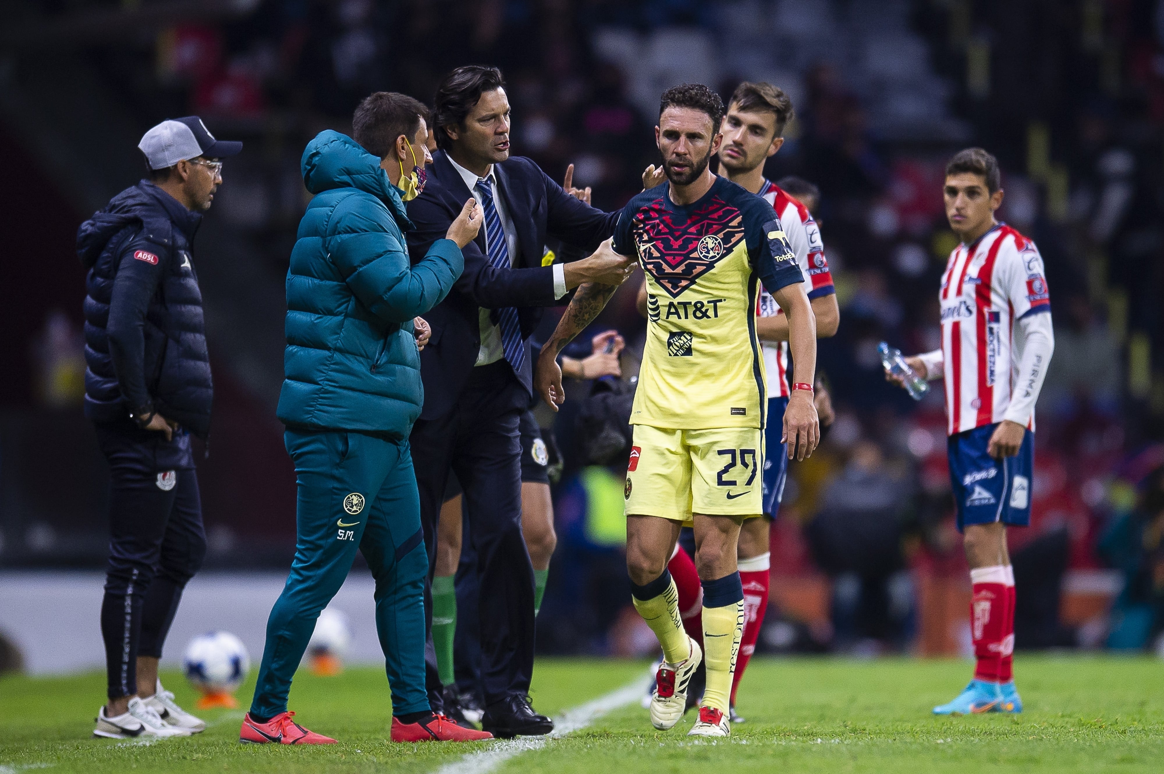 Miguel Layún siendo tranquilizado por Santiago Solari después de su expulsión ante el Atlético de San Luis