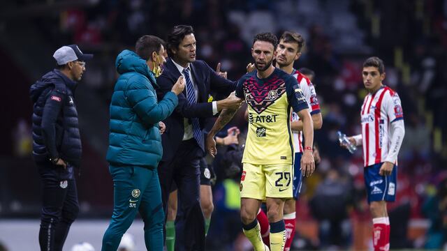 Miguel Layún siendo tranquilizado por Santiago Solari después de su expulsión ante el Atlético de San Luis