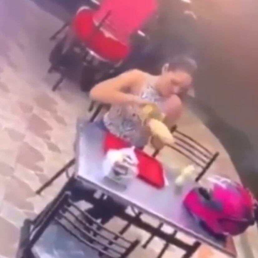 Mujer sigue comiendo pizza durante asalto