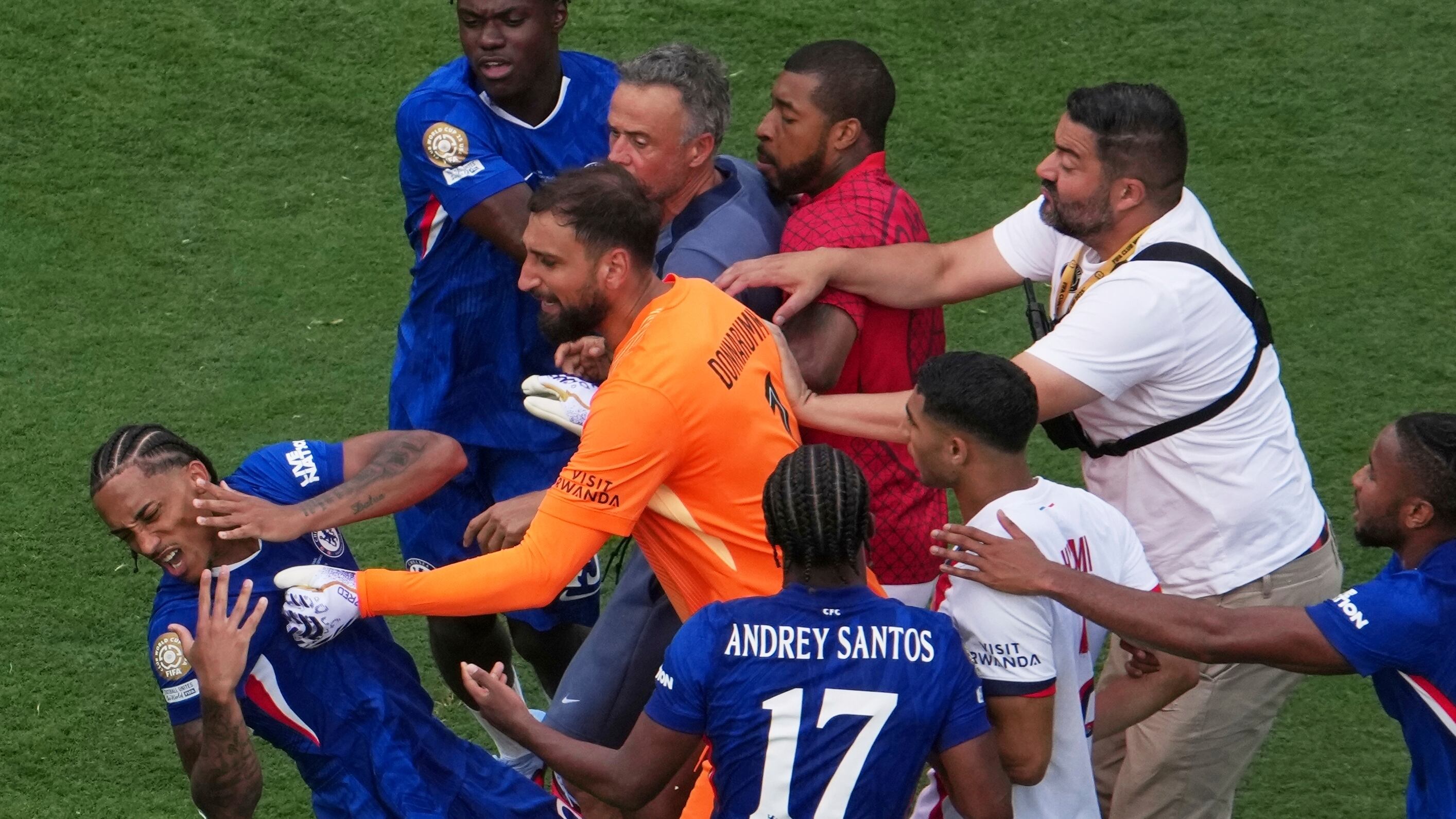 ¡Escándalo en el Mundial de Clubes! Luis Enrique golpea a un jugador del Chelsea tras perder la final