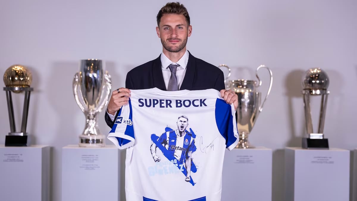 Santiago Giménez posando con la playera del FC Porto