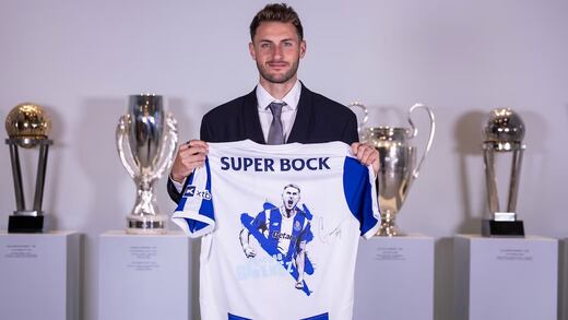 Santiago Giménez inicia su etapa con el Porto vestido de Armani