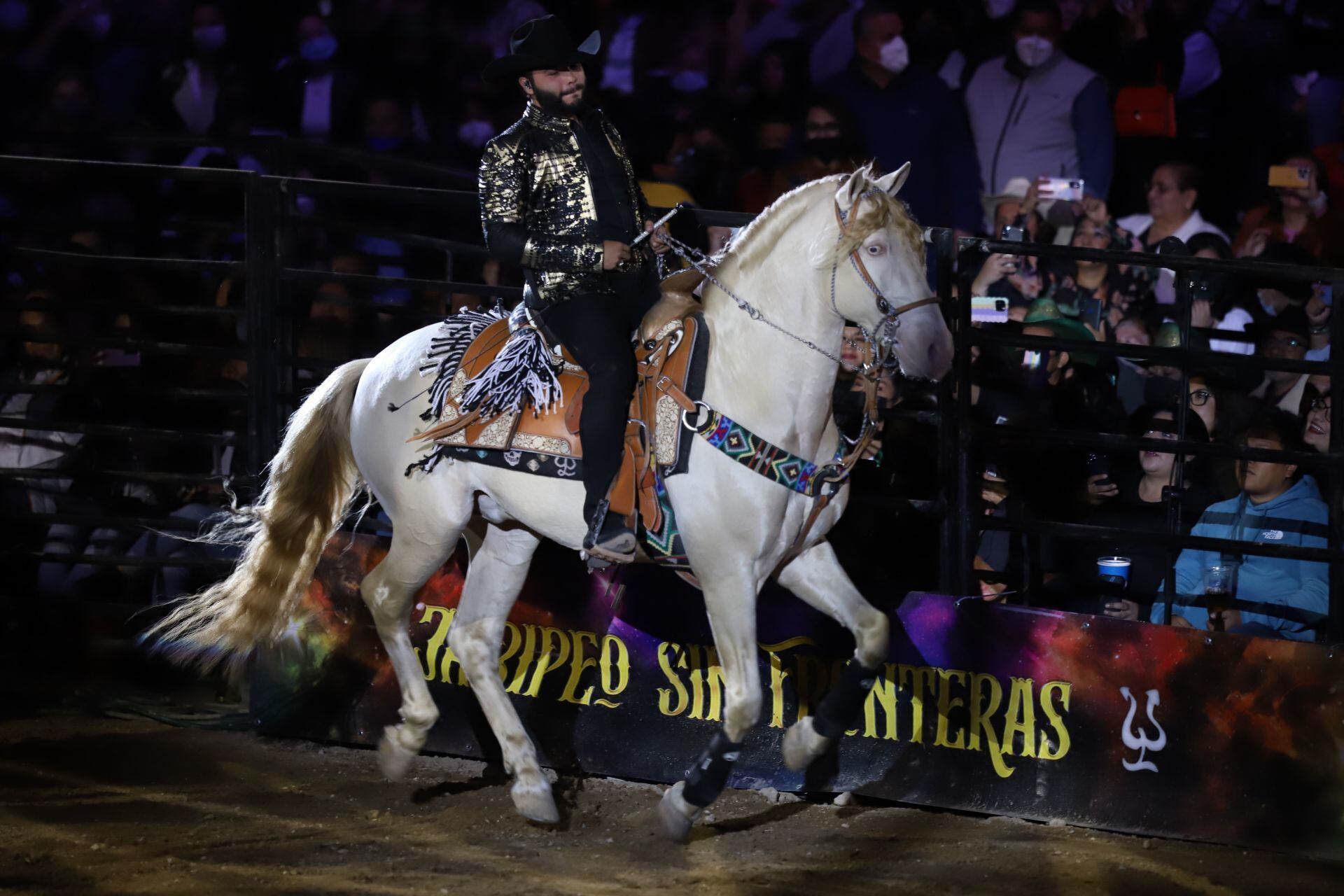 Leonardo Aguilar, cantante.