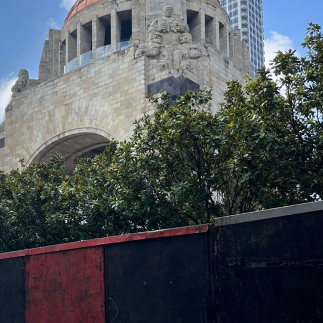 Blindan el Monumento a la Revolución previo al Gran Desfile Mundialista