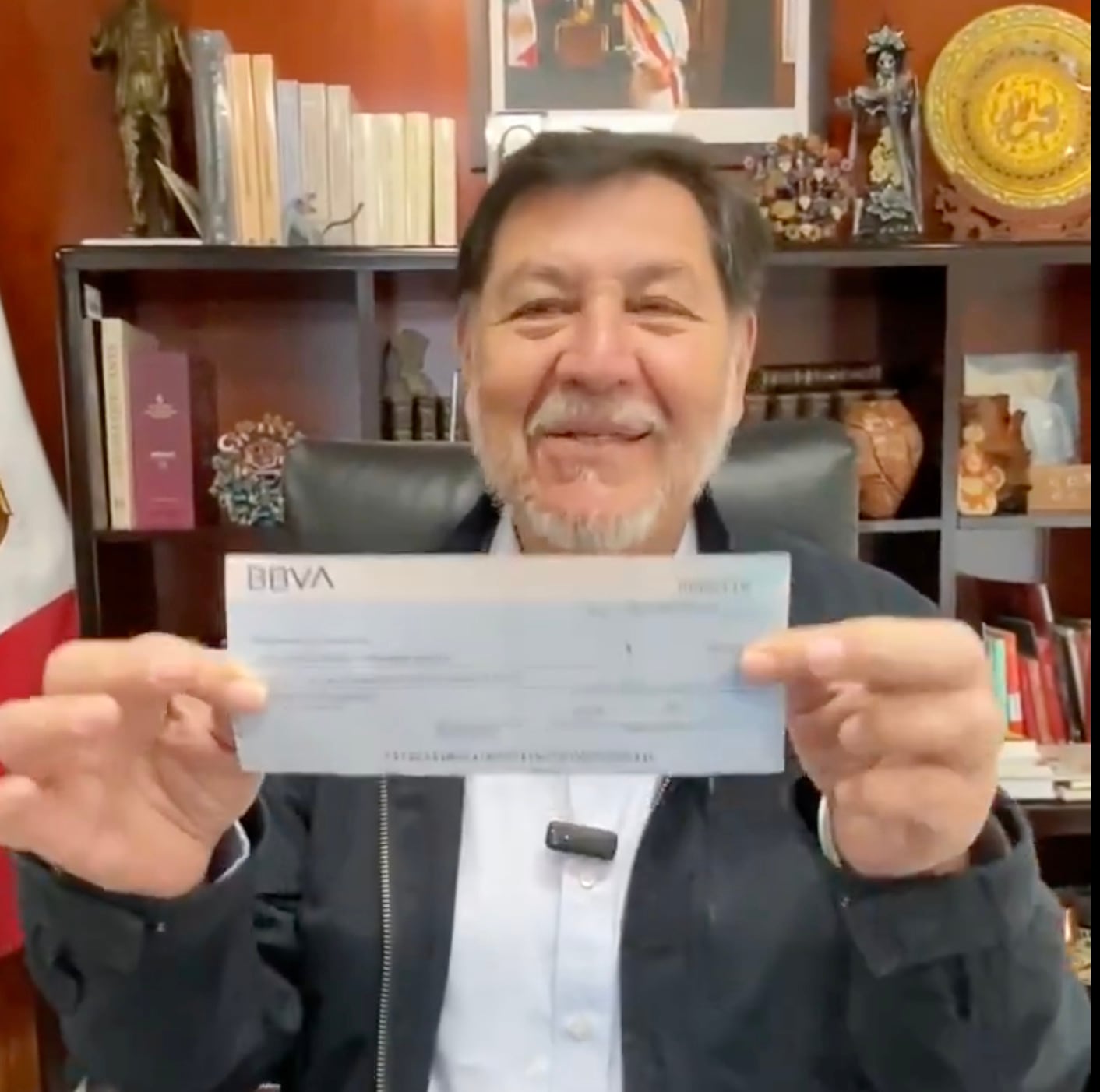 Gerardo Fernández Noroña muetres el cheque usado para pagar su vuelo a Francia
