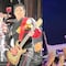VIDEO: Rammstein acepta al peluche del Dr. Simi y hasta le da un beso