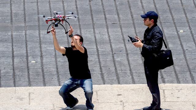 Jóvenes vuelan un dron sobre Paseo de la Reforma.