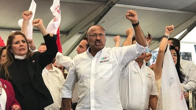 René Juárez en un mitin de Meade en Puebla.