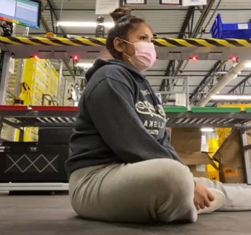 Joven que asegura que trabaja en Amazon "haciendo nada"