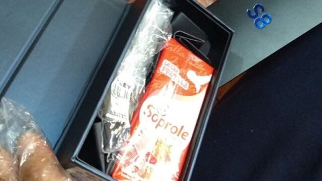 La caja de leche encontrada al interior del empaque de un Galaxy S8.