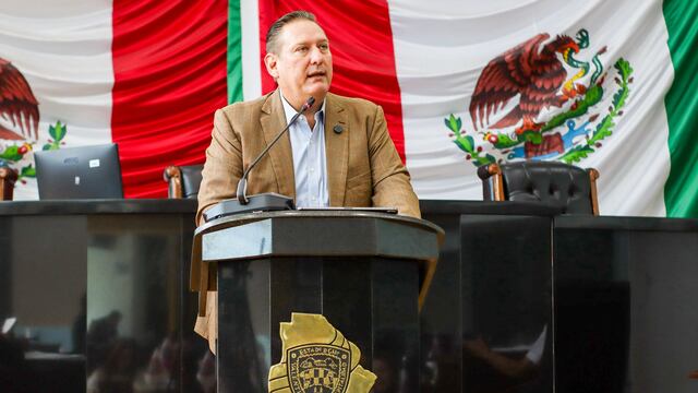 Carlos Olson celebra prohibición de lenguaje inclusivo