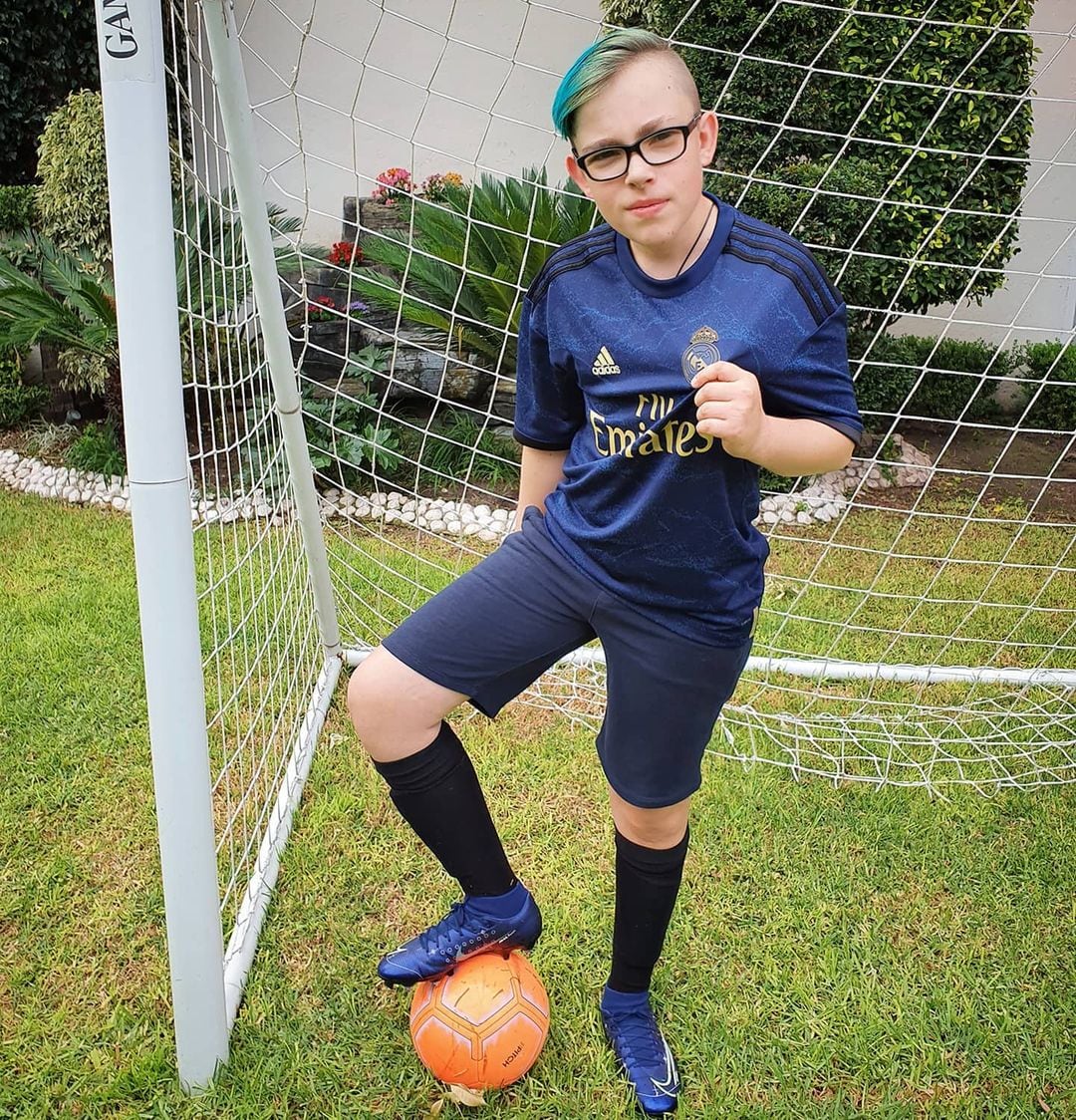 Oscar Daniel Duarte, el niño actor de "Lo que la vida me robó" con uniforme de futbol.