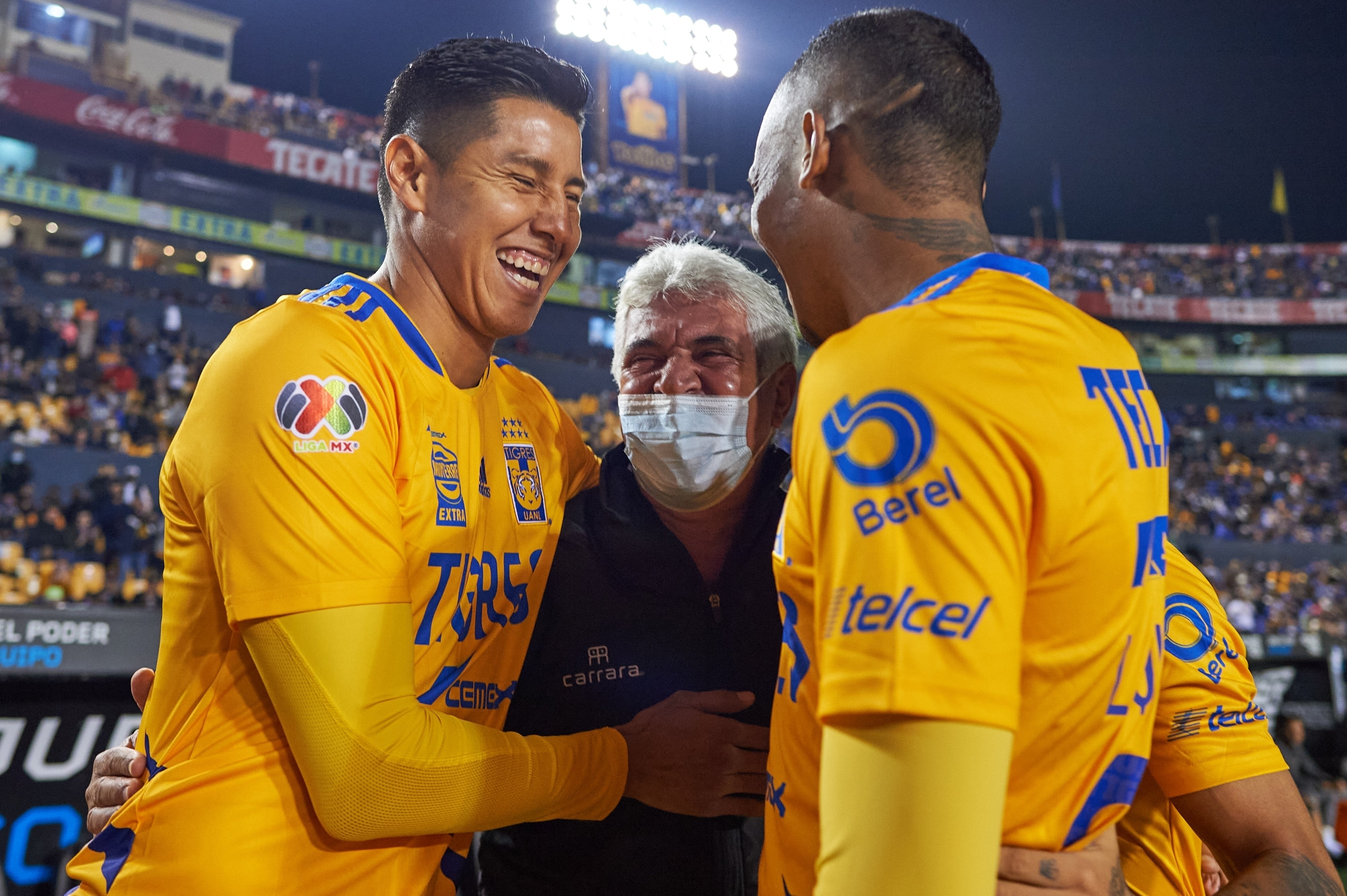 Tuca Ferretti con Hugo Ayala y Luis Quiñones, jugadores de Tigres.