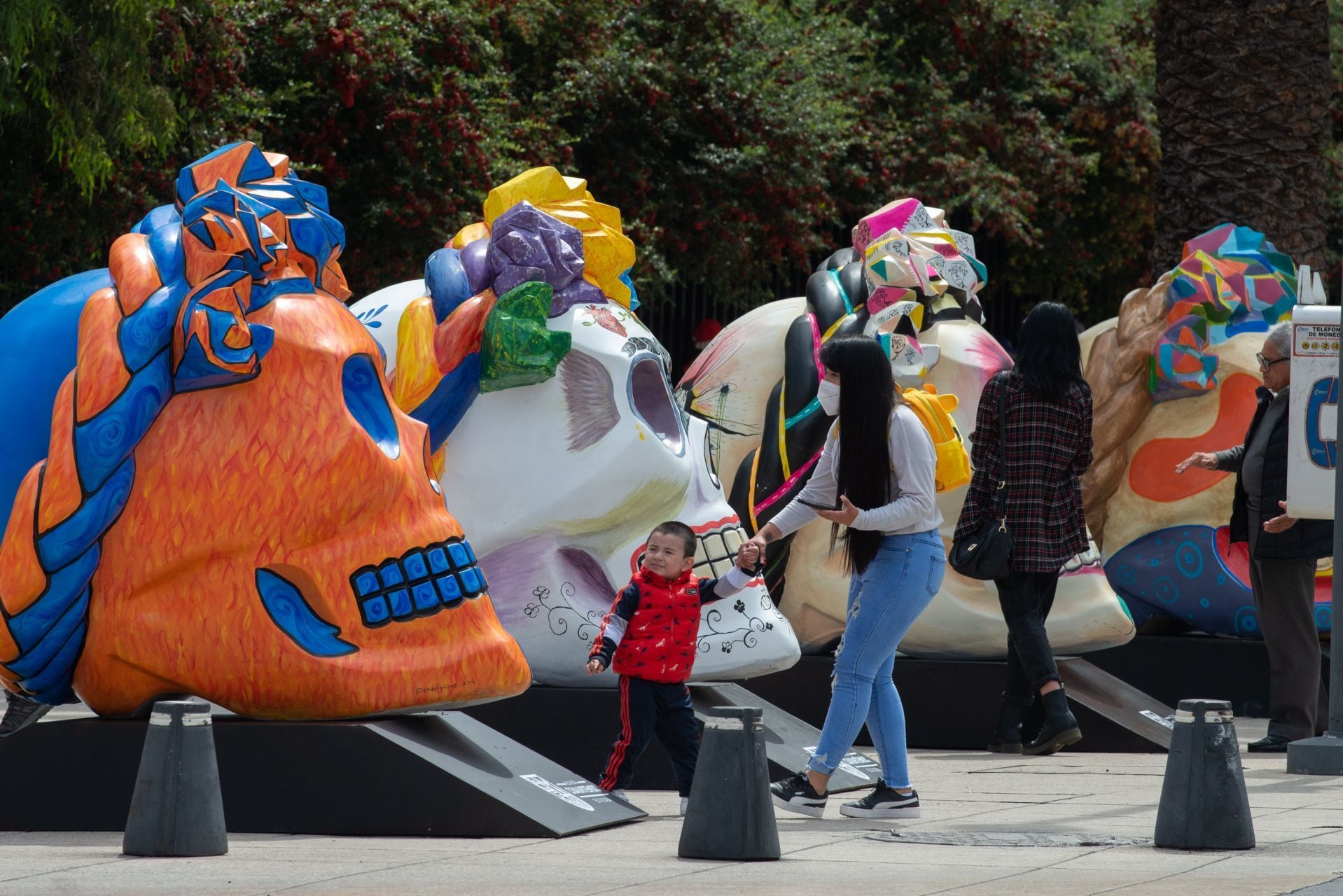 Personas visitan la exposición “Fridacráneos”