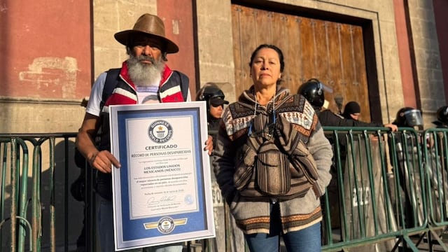 Padres buscadores llevan récord Guinness a la mañanera