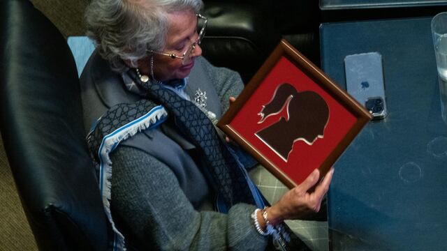 La senadora morenista Olga Sánchez Cordero muestra un espejo con la silueta de Claudia Sheinbaum durante la sesión ordinaria de la LXV Legislatura