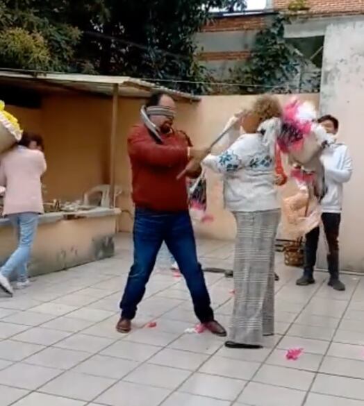 Le da santo palazo a una doñita en la piñata