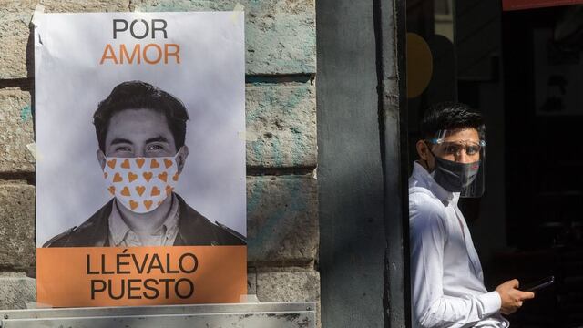 Persona con cubrebocas