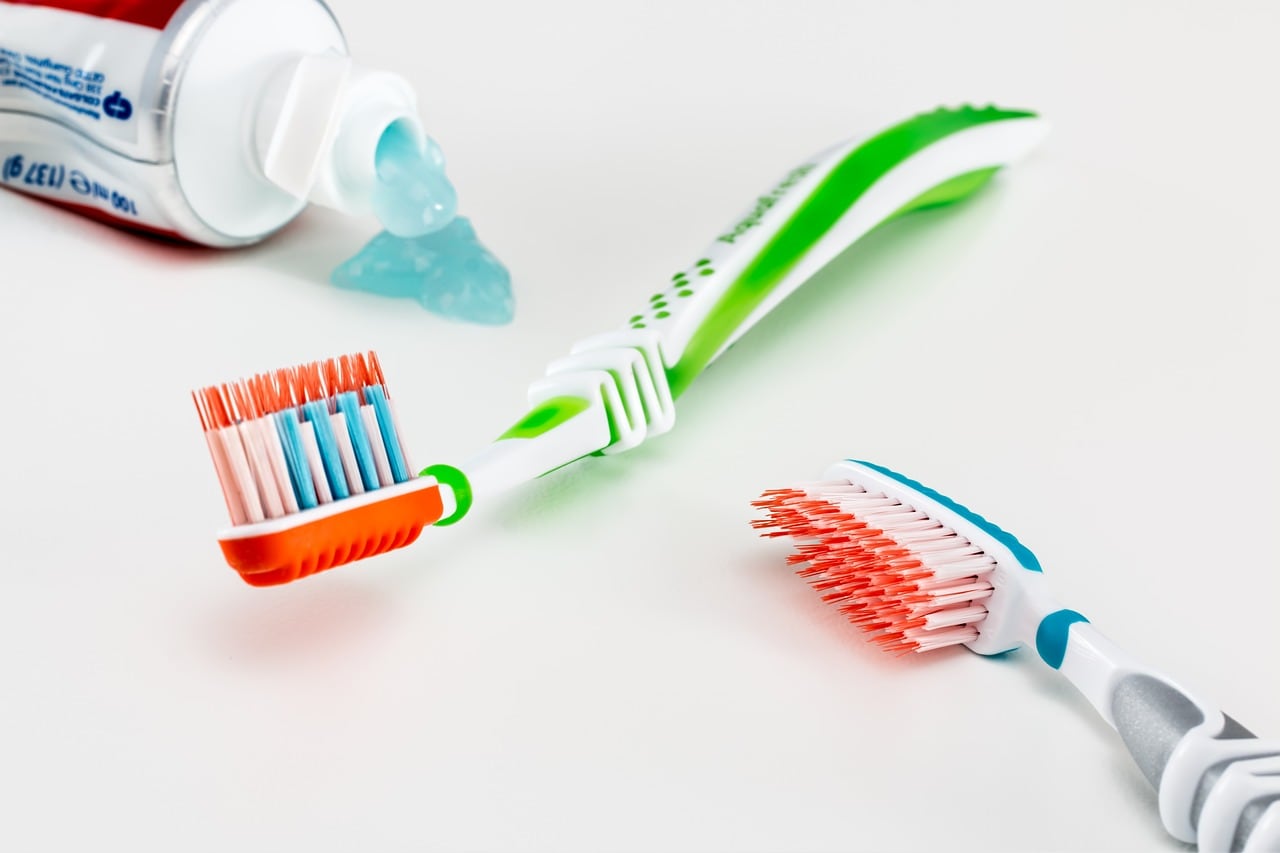 Cepillo de dientes y pasta
