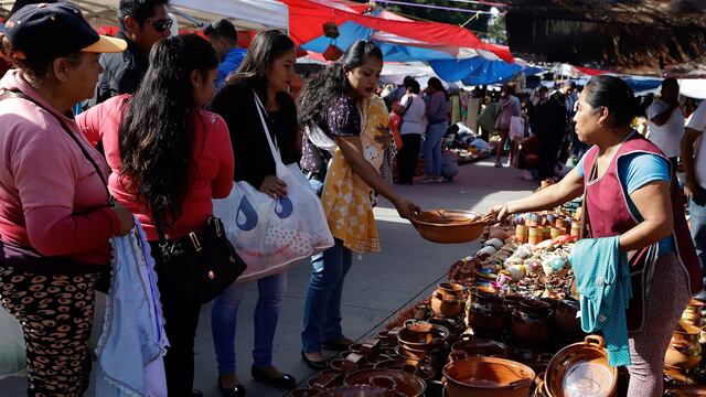 Una mujer ofrece sus productos en un mercado de Cholula, Puebla