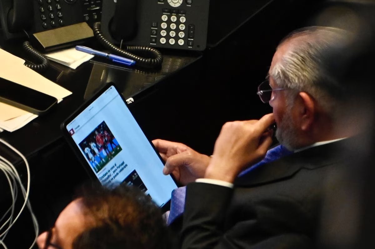 Exhiben a Adán Augusto López en el Senado