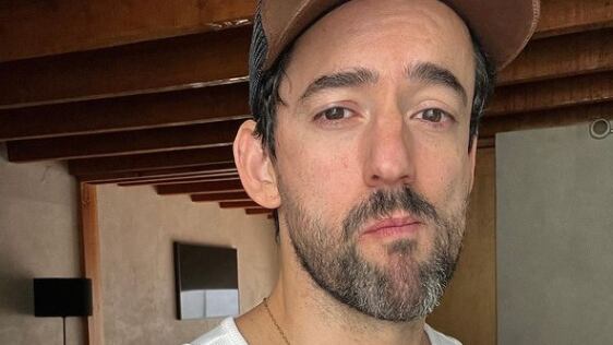 Luis Gerardo Méndez pide vacunarse, recordando que su papá murió por Covid-19