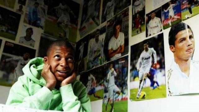 Mbappé admira posters de CR7