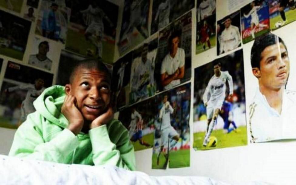 Mbappé admira posters de CR7