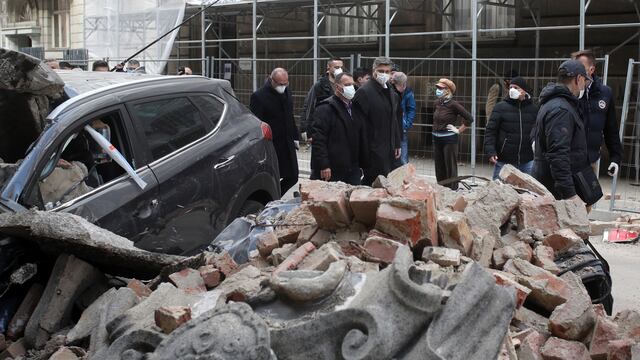 Autoridades recorriendo Zagreb, Croacia