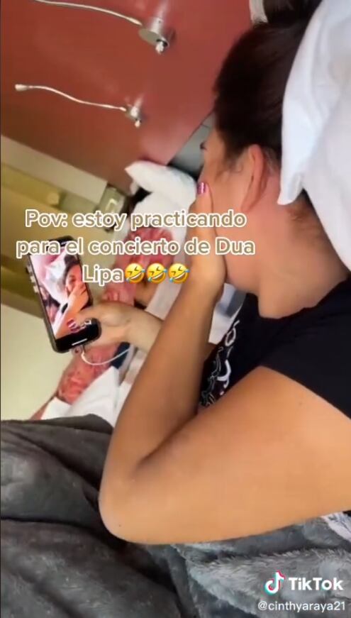 Fan aprendiéndose canciones de Dua Lipa
