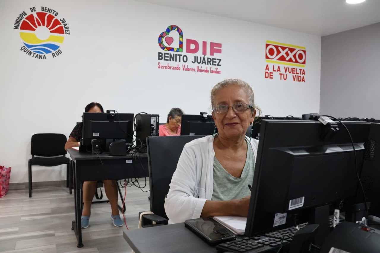 DIF Benito Juárez fomenta habilidades digitales en personas adultas mayores.