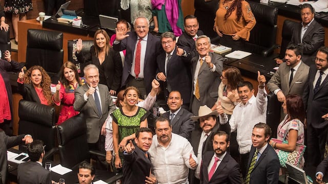 Senadores festejan ratificación del acuerdo.