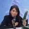Eiza González creyó que partir un pepino era fácil y terminó golpeándose la cara (VIDEO)
