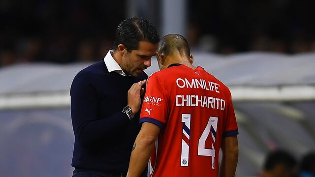 El brutal mensaje de Fernando Gago a Chicharito Hernández; ‘aquí no va a jugar por el nombre’.