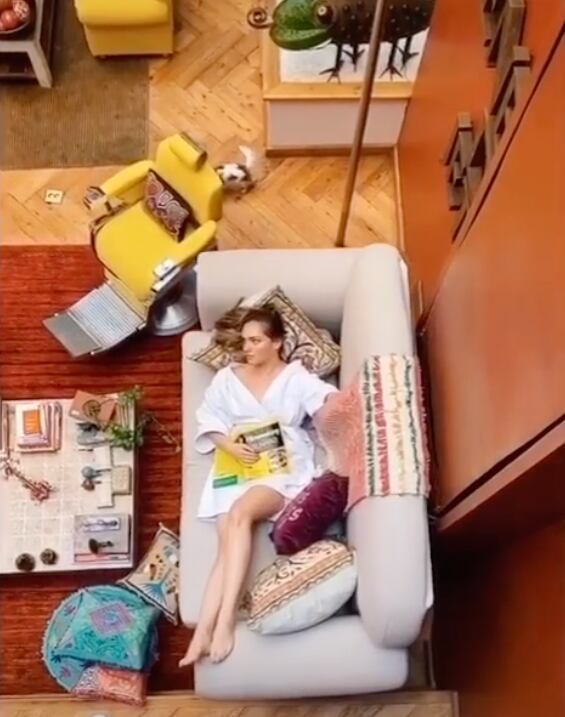 Minnie West, hija de Amparo Serrano, en sillón elevador