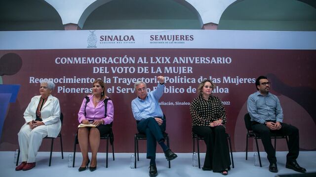 En un evento de la Secretaría de las Mujeres, Rubén Rocha entregó reconocimientos a mujeres pioneras en el servicio público.