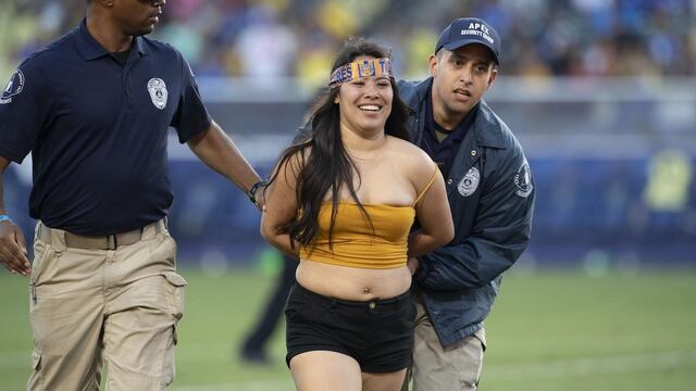 La aficionada no era tan "fan" del francés.