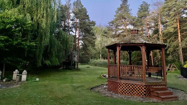 Por más que le llueva encima, que le hiele y caigan nieve y rayos muy cerquita, ahí va a seguir, incólume, desafiante ante los elementos y los retos, como todos debemos de hacerlo en nuestras vidas...