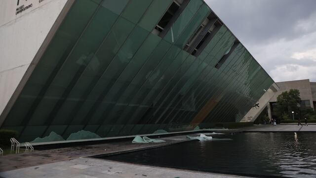 Encapuchados rompen cristales del MUAC en protesta contra la gentrificación en la CDMX.