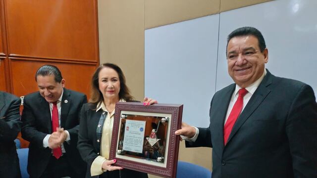 Yasmín Esquivel Mossa recibe reconocimiento por su trayectoria en Derechos Humanos
