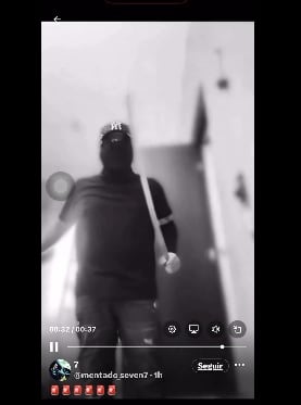 Integrante de la F.E.S amenaza a Yeri Mua con una katana.