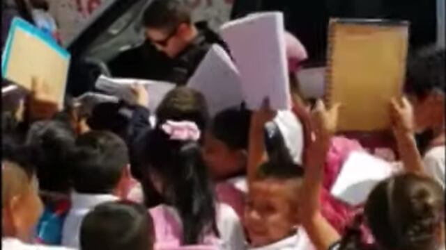 Policía da autógrafos en León, Guanajuato